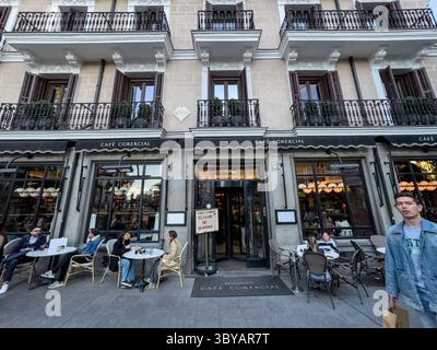 Café Comercial, Kaffee- und Restauranterrassen am Bilbao-Platz, Madrid, Spanien Stockfoto