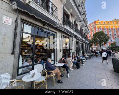 Café Comercial, Kaffee- und Restauranterrassen am Bilbao-Platz, Madrid, Spanien Stockfoto