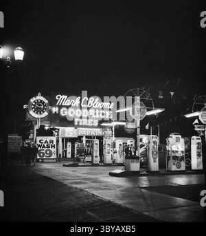 Juni 2013, Los Angeles, Kalifornien, USA: Tankstelle at Night, Los Angeles, Kalifornien, USA, Russell Lee, Information des US-Kriegsministeriums/USA Farm Security Administration, April 1942 (Credit Image: © Circa Images/Glasshouse via ZUMA Press Wire) Stockfoto