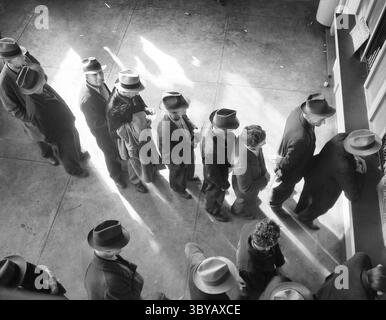 18. August 2017, San Francisco, Kalifornien, USA: High Angle View of Group of Men, die sich für Arbeitslosenunterstützung beim State Employment Service Office in San Francisco, Kalifornien, USA, Dorothea lange, Information des US-Kriegsministeriums/USA Farm Security Administration, Januar 1938 (Credit Image: © Circa Images/Glasshouse via ZUMA Press Wire) Stockfoto