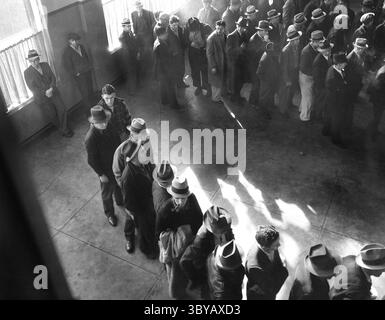 18. August 2017, San Francisco, Kalifornien, USA: High Angle View of Group of Men, die sich für Arbeitslosenunterstützung beim State Employment Service Office in San Francisco, Kalifornien, USA, Dorothea lange, Information des US-Kriegsministeriums/USA Farm Security Administration, Januar 1938 (Credit Image: © Circa Images/Glasshouse via ZUMA Press Wire) Stockfoto