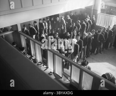 18. August 2017, San Francisco, Kalifornien, USA: High Angle View of Group of Men, die sich für Arbeitslosenunterstützung beim State Employment Service Office in San Francisco, Kalifornien, USA, Dorothea lange, Information des US-Kriegsministeriums/USA Farm Security Administration, Januar 1938 (Credit Image: © Circa Images/Glasshouse via ZUMA Press Wire) Stockfoto