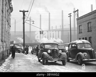 24. September 2018, Midland, Pennsylvania, USA: Autos von Stahlarbeitern verlassen Mill, Midland, Pennsylvania, USA, Jack Delano, U.S. Farm Security Administration, U.S. Office of war Information Photo Collection, Januar 1940 (Kreditbild: © Circa Images/Glasshouse via ZUMA Press Wire) Stockfoto