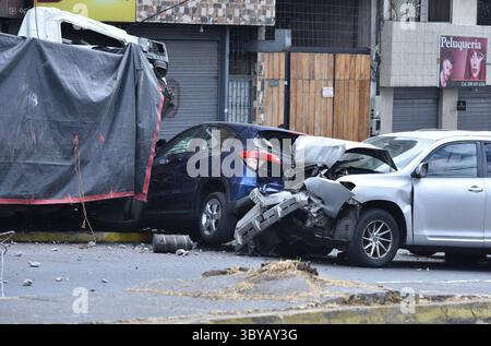 VERKEHRSUNFALL 19. Juli 2025 schwerer Verkehrsunfall mit mehreren Autos und einem LKW, das Ergebnis war ein Toter und mehrere Verletzte im Sektor der Legarda nördlich von Quito QUITO PICHINCHA ECUADOR DIS ACCIDENTEDETRANSITO 81709047a4516506f8c3d64035caea27 Copyright: XHENRYxLAPOx Stockfoto