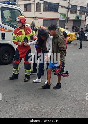 VERKEHRSUNFALL 19. Juli 2025 schwerer Verkehrsunfall mit mehreren Autos und einem LKW, das Ergebnis war ein Toter und mehrere Verletzte im Sektor der Legarda nördlich von Quito QUITO PICHINCHA ECUADOR DIS TRAFFIC ACCIDENTEDETRANSIT 9f40f4ac84e8d566f6dacde50ad8e46e Copyright: XHENRYxLAPOx Stockfoto
