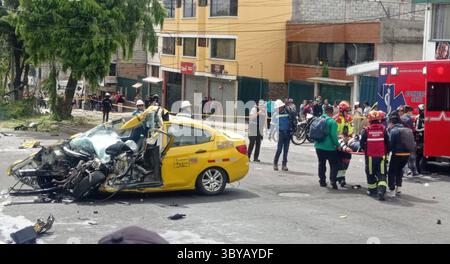 VERKEHRSUNFALL 19. Juli 2025 schwerer Verkehrsunfall mit mehreren Autos und einem LKW, das Ergebnis war ein Toter und mehrere Verletzte im Sektor der Legarda nördlich von Quito QUITO PICHINCHA ECUADOR DIS TRAFFIC ACCIDENTEDETRANSITO 922d679e50b03294bdad14f0297f38d Copyright: XHENRYxLAPOx Stockfoto