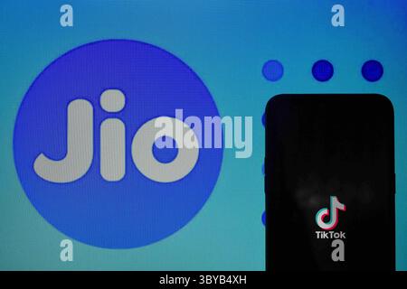 29. August 2020, Kolkata, westbengalen, Indien: Eine Foto-Illustration der TikTok App auf Mobilgerät und Reliance Jio Logo im Hintergrund in Kalkutta, Indien, am 29. August 2020. Reliance Jio ist dabei, den indischen Betrieb von TikTok zu kaufen, der beliebten chinesischen Video-Sharing-App, die von der indischen Regierung wegen der Grenzkonflikte gegen China im Monat Mai-Juni verboten wurde. (Bild: © Debarchan Chatterjee/ZUMA Press Wire) Stockfoto
