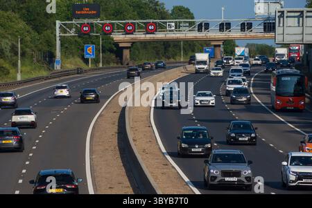 IN DER NÄHE von RIDGMONT, BEDFORDSHIRE, ENGLAND, Großbritannien - 10. Juni 2025 - Verkehr auf der Autobahn M1 „Smart“ in der Nähe von Ridgmont, Bedfordshire, England, Großbritannien. Intelligente Autobahnen Stockfoto