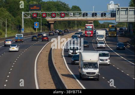 IN DER NÄHE von RIDGMONT, BEDFORDSHIRE, ENGLAND, Großbritannien - 10. Juni 2025 - Verkehr auf der Autobahn M1 „Smart“ in der Nähe von Ridgmont, Bedfordshire, England, Großbritannien. Intelligente Autobahnen Stockfoto