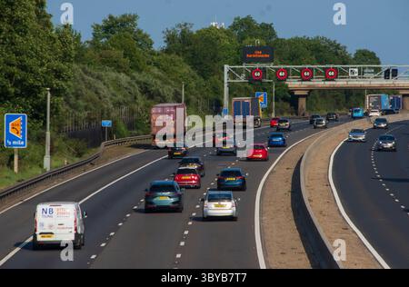 IN DER NÄHE von RIDGMONT, BEDFORDSHIRE, ENGLAND, Großbritannien - 10. Juni 2025 - Verkehr auf der Autobahn M1 „Smart“ in der Nähe von Ridgmont, Bedfordshire, England, Großbritannien. Intelligente Autobahnen Stockfoto