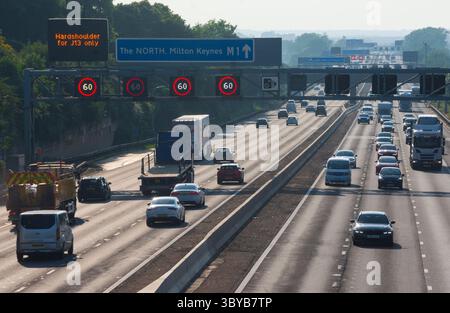 IN DER NÄHE von RIDGMONT, BEDFORDSHIRE, ENGLAND, Großbritannien - 10. Juni 2025 - Verkehr auf der Autobahn M1 „Smart“ in der Nähe von Ridgmont, Bedfordshire, England, Großbritannien. Intelligente Autobahnen Stockfoto