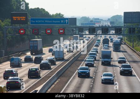 IN DER NÄHE von RIDGMONT, BEDFORDSHIRE, ENGLAND, Großbritannien - 10. Juni 2025 - Verkehr auf der Autobahn M1 „Smart“ in der Nähe von Ridgmont, Bedfordshire, England, Großbritannien. Intelligente Autobahnen Stockfoto