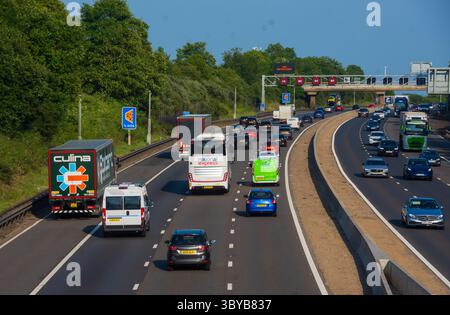 IN DER NÄHE von RIDGMONT, BEDFORDSHIRE, ENGLAND, Großbritannien - 10. Juni 2025 - Verkehr auf der Autobahn M1 „Smart“ in der Nähe von Ridgmont, Bedfordshire, England, Großbritannien. Intelligente Autobahnen Stockfoto
