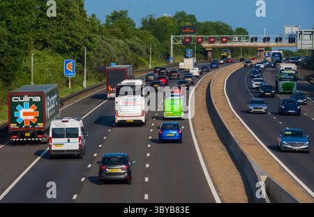 IN DER NÄHE von RIDGMONT, BEDFORDSHIRE, ENGLAND, Großbritannien - 10. Juni 2025 - Verkehr auf der Autobahn M1 „Smart“ in der Nähe von Ridgmont, Bedfordshire, England, Großbritannien. Intelligente Autobahnen Stockfoto
