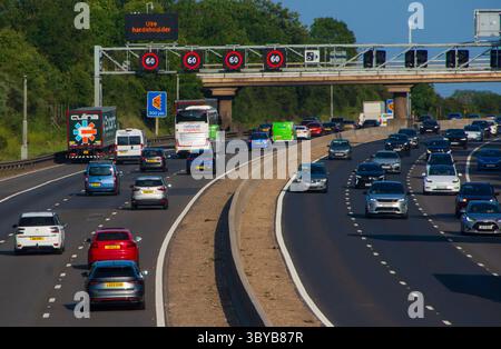 IN DER NÄHE von RIDGMONT, BEDFORDSHIRE, ENGLAND, Großbritannien - 10. Juni 2025 - Verkehr auf der Autobahn M1 „Smart“ in der Nähe von Ridgmont, Bedfordshire, England, Großbritannien. Intelligente Autobahnen Stockfoto