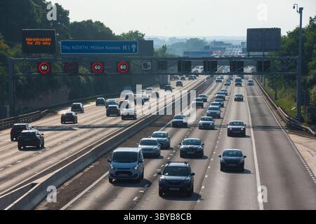 IN DER NÄHE von RIDGMONT, BEDFORDSHIRE, ENGLAND, Großbritannien - 10. Juni 2025 - Verkehr auf der Autobahn M1 „Smart“ in der Nähe von Ridgmont, Bedfordshire, England, Großbritannien. Intelligente Autobahnen Stockfoto