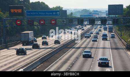 IN DER NÄHE von RIDGMONT, BEDFORDSHIRE, ENGLAND, Großbritannien - 10. Juni 2025 - Verkehr auf der Autobahn M1 „Smart“ in der Nähe von Ridgmont, Bedfordshire, England, Großbritannien. Intelligente Autobahnen Stockfoto