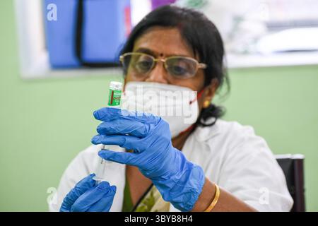 27. April 2021, Kolkata, Westbengalen, Indien: Ein Arzt bereitet am 27. April 2021 in einer Gesundheitsklinik in Kalkutta, Indien, eine Dosis COVISHIELD-Impfstoff für die Verabreichung vor. Die indische Regierung beschleunigt die COVID-19-Impfkampagne angesichts akuter Engpässe bei COVISHIELD und COVAXIN in Indien , wobei die Fälle infolge der zweiten COVID-19-Epidemie in Indien massiv anstiegen (Credit Image: © Debarchan Chatterjee/ZUMA Press Wire). Stockfoto