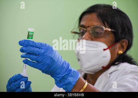 27. April 2021, Kolkata, Westbengalen, Indien: Ein Arzt bereitet am 27. April 2021 in einer Gesundheitsklinik in Kalkutta, Indien, eine Dosis COVISHIELD-Impfstoff für die Verabreichung vor. Die indische Regierung beschleunigt die COVID-19-Impfkampagne angesichts akuter Engpässe bei COVISHIELD und COVAXIN in Indien , wobei die Fälle infolge der zweiten COVID-19-Epidemie in Indien massiv anstiegen (Credit Image: © Debarchan Chatterjee/ZUMA Press Wire). Stockfoto