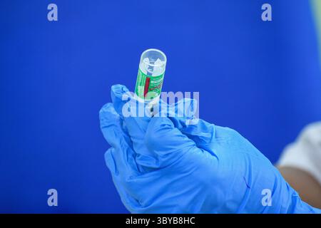 27. April 2021, Kolkata, Westbengalen, Indien: Ein Gesundheitspersonal bereitet am 27. April 2021 in einer Gesundheitsklinik in Kalkutta, Indien, eine Dosis COVISHIELD-Impfstoff für die Verabreichung vor. Die indische Regierung beschleunigt die COVID-19-Impfkampagne angesichts akuter Engpässe bei COVISHIELD und COVAXIN in Indien , wobei die Fälle infolge der zweiten COVID-19-Epidemie in Indien massiv anstiegen (Credit Image: © Debarchan Chatterjee/ZUMA Press Wire). Stockfoto