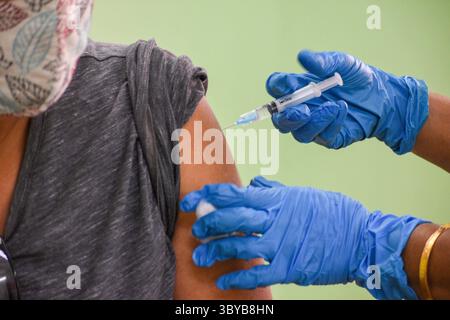 27. April 2021, Kolkata, Westbengalen, Indien: Ein Gesundheitspersonal verabreichte eine Dosis COVISHIELD an einen Begünstigten in einer Gesundheitsklinik in Kalkutta, Indien. Die indische Regierung beschleunigt die COVID-19-Impfungen angesichts eines akuten Mangels an COVISHIELD und COVAXIN in Indien, was zu einem massiven Anstieg der Fälle nach der zweiten Welle des COVID-19-Ausbruchs im Land führt. (Bild: © Debarchan Chatterjee/ZUMA Press Wire) Stockfoto