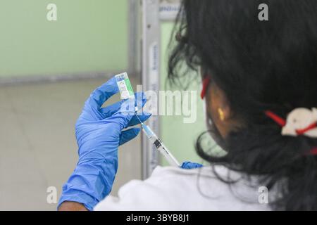 27. April 2021, Kolkata, Westbengalen, Indien: Ein Arzt bereitet am 27. April 2021 in einer Gesundheitsklinik in Kalkutta, Indien, eine Dosis COVISHIELD-Impfstoff für die Verabreichung vor. Die indische Regierung beschleunigt die COVID-19-Impfkampagne angesichts akuter Engpässe bei COVISHIELD und COVAXIN in Indien , wobei die Fälle infolge der zweiten COVID-19-Epidemie in Indien massiv anstiegen (Credit Image: © Debarchan Chatterjee/ZUMA Press Wire). Stockfoto