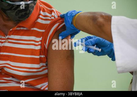 27. April 2021, Kolkata, Westbengalen, Indien: Am 27. April 2021 verabreichte ein Gesundheitspersonal eine Dosis COVISHIELD an einen Begünstigten in einer Gesundheitsklinik in Kalkutta, Indien . Die indische Regierung beschleunigt die COVID-19-Impfkampagne angesichts akuter Engpässe bei COVISHIELD und COVAXIN in Indien , wobei die Fälle infolge der zweiten COVID-19-Epidemie in Indien massiv anstiegen (Credit Image: © Debarchan Chatterjee/ZUMA Press Wire). Stockfoto