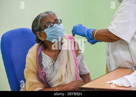 27. April 2021, Kolkata, Westbengalen, Indien: Ein Arzt verabreicht am 27. April 2021 eine Dosis COVISHIELD an einer älteren Dame in einer staatlichen Gesundheitsklinik in Kalkutta, Indien. Die indische Regierung beschleunigt die COVID-19-Impfkampagne angesichts akuter Engpässe bei COVISHIELD und COVAXIN in Indien , wobei die Fälle infolge der zweiten COVID-19-Epidemie in Indien massiv anstiegen (Credit Image: © Debarchan Chatterjee/ZUMA Press Wire). Stockfoto