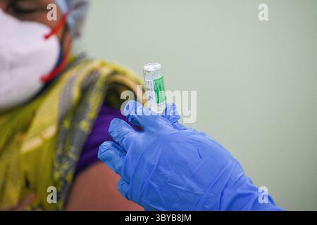 27. April 2021, Kolkata, Westbengalen, Indien: Ein Arzt bereitet am 27. April 2021 in einer Gesundheitsklinik in Kalkutta, Indien, eine Dosis COVISHIELD-Impfstoff für die Verabreichung vor. Die indische Regierung beschleunigt die COVID-19-Impfkampagne angesichts akuter Engpässe bei COVISHIELD und COVAXIN in Indien , wobei die Fälle infolge der zweiten COVID-19-Epidemie in Indien massiv anstiegen (Credit Image: © Debarchan Chatterjee/ZUMA Press Wire). Stockfoto