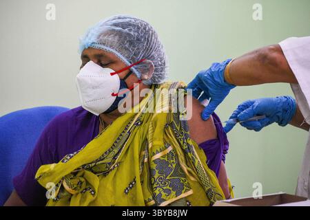27. April 2021, Kolkata, Westbengalen, Indien: Ein Arzt verabreicht am 27. April 2021 eine Dosis COVISHIELD an einer älteren Dame in einer staatlichen Gesundheitsklinik in Kalkutta, Indien. Die indische Regierung beschleunigt die COVID-19-Impfkampagne angesichts akuter Engpässe bei COVISHIELD und COVAXIN in Indien , wobei die Fälle infolge der zweiten COVID-19-Epidemie in Indien massiv anstiegen (Credit Image: © Debarchan Chatterjee/ZUMA Press Wire). Stockfoto
