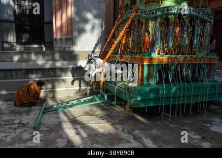 12. Juli 2021, Kalkutta, Indien: Am 12. Juli 2021 gibt eine Dame ihr Gebet vor dem Wagen von Lord Jaganath in einem Tempel in Kalkutta, Indien, ab (Foto: © Debarchan Chatterjee/ZUMA Press Wire) Stockfoto