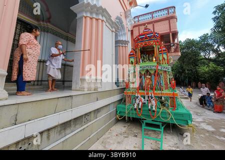 12. Juli 2021, Kalkutta, Indien: Ein alter Mann zeigt auf den Wagen von Lord Jaganath , in einem Tempel in Kalkutta, Indien , am 12. Juli 2021 (Bild: © Debarchan Chatterjee/ZUMA Press Wire) Stockfoto