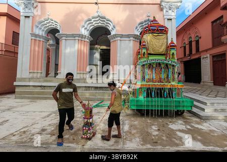 12. Juli 2021, Kalkutta, Indien: Zwei Kinder zerren ihren Wagen vor einem größeren Wagen von Lord Jaganath, in einem Tempel in Kalkutta, Indien, am 12. Juli 2021 (Bild: © Debarchan Chatterjee/ZUMA Press Wire) Stockfoto