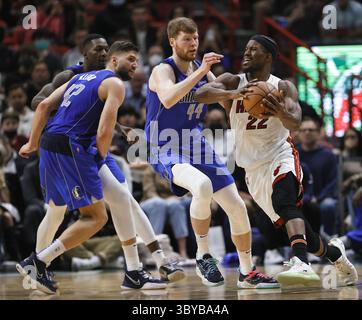15. Februar 2022, Miami, Florida, USA: Jimmy Butler (22) der Miami Heat fährt am Dienstag, den 15. Februar 2022, gegen Maxi Kleber (42) und Davis Bertans (44) in Miami in der FTX Arena. (Foto: © David Santiago/Miami Herald/TNS via ZUMA Press Wire) Stockfoto