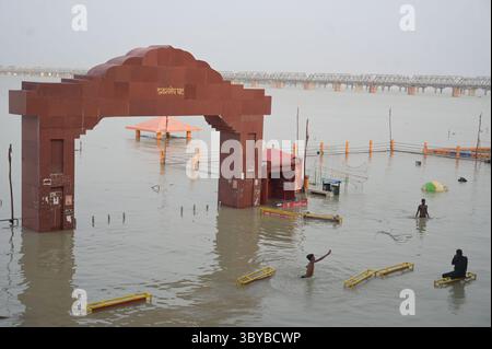 Prayagraj, Uttar Pradesh, Indien. Juli 2025. Dashashwamegh Ghat tauchte mit Wasser des geschwollenen Flusses Ganga in Prayagraj unter. (Kreditbild: © Prabhat Kumar Verma/ZUMA Press Wire) NUR REDAKTIONELLE VERWENDUNG! Nicht für kommerzielle ZWECKE! Stockfoto