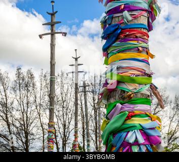 Rituelle Säulen, die mit bunten Bändern verbunden sind. Gebiet des archäologischen Parks Argamach-Palna. Region Lipetsk Stockfoto