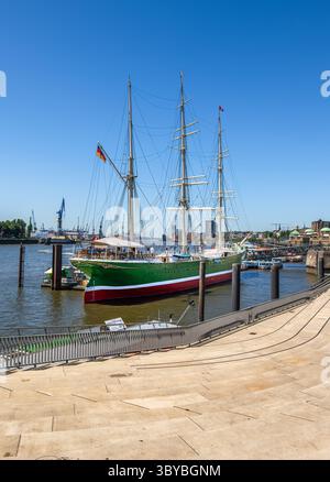 Hamburg - 1. Juli 2025: Rickmer Rickmers ist ein berühmtes Museumsschiff und bedeutendes maritimes Wahrzeichen. An einem Hamburger Hafen angedockt, mit einem Sto Stockfoto
