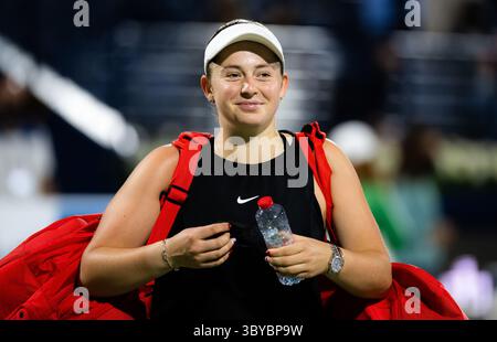 18. Februar 2022, DUBAI, VEREINIGTE ARABISCHE Emirate: Jelena Ostapenko aus Lettland feiert den Sieg im Halbfinale der Dubai Duty Free Tennis Championships 2022 WTA 1000 Tennis Turnier gegen Simona Halep aus Rumänien (Credit Image: © Rob Prange/AFP7 via ZUMA Press Wire) Stockfoto