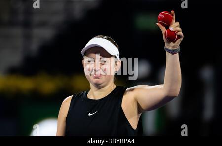 18. Februar 2022, DUBAI, VEREINIGTE ARABISCHE Emirate: Jelena Ostapenko aus Lettland feiert den Sieg im Halbfinale der Dubai Duty Free Tennis Championships 2022 WTA 1000 Tennis Turnier gegen Simona Halep aus Rumänien (Credit Image: © Rob Prange/AFP7 via ZUMA Press Wire) Stockfoto