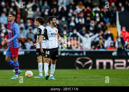 20. Februar 2022, VALENCIA, SPANIEN: Jose Gaya aus Valencia protestiert während des Spiels der Santander League zwischen Valencia CF und FC Barcelona im Mestalla-Stadion am 20. Februar 2022 in Valencia. (Kreditbild: © Ivan Terron/AFP7 via ZUMA Press Wire) Stockfoto