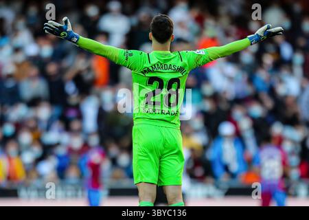 20. Februar 2022, VALENCIA, SPANIEN: Giorgi Mamardashvili von Valencia gibt während des Spiels der Santander League zwischen Valencia CF und FC Barcelona am 20. Februar 2022 im Mestalla-Stadion in Valencia, Spanien. (Kreditbild: © Ivan Terron/AFP7 via ZUMA Press Wire) Stockfoto