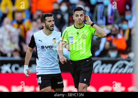 20. Februar 2022, VALENCIA, SPANIEN: Jose Gaya aus Valencia protestiert während des Spiels der Santander League zwischen Valencia CF und FC Barcelona im Mestalla-Stadion am 20. Februar 2022 in Valencia. (Kreditbild: © Ivan Terron/AFP7 via ZUMA Press Wire) Stockfoto