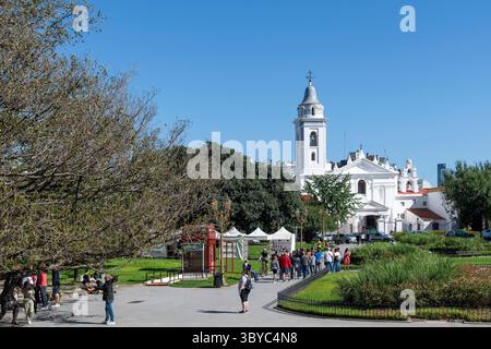 Buenos Aires, Argentinien - 23. März 2024; Park vor dem Friedhof La Recoleta mit der Kirche Basílica Nuestra Senora del Pilar während des Markts Stockfoto