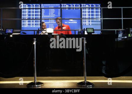 15. Dezember 2021: Tiffany Thompson und Jeff Anzalotti bereiten sich am Montag, 9. März 2020, im Rivers Casino in des Plaines, Illinois, auf Wetten vor. Am Mittwoch, den 15. Dezember 2021, gab der Chicago City Council den Profi-Arenen und Stadien die Erlaubnis, ihre eigenen Sportwetten zu eröffnen. (Foto: © Stacey Wescott/Chicago Tribune/TNS via ZUMA Press Wire) Stockfoto