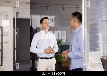 Zwei Männer stehen und reden in einem modernen Büro Stockfoto