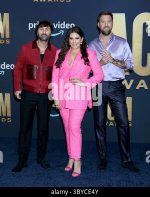 März 2022, Las Vegas, NV, USA: LAS VEGAS - 7. März: Dave Haywood, Hillary Scott, Charles Kelley, Lady A bei den Academy of Country Music Awards 2022 Ankunft im Allegient Stadium am 7. März 2022 in Las Vegas, NV (Credit Image: © Kathy Hutchins via ZUMA Press Wire) Stockfoto