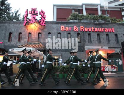 6. September 2009, PEKING, CHINA: Chinesische Soldaten patrouillieren die Straßen um einen abgesperrten Aufstellplatz im Vorfeld der Militärparade zum 1. Nationalfeiertag am 06. September 2009 in Peking. Hohe Sicherheitsmaßnahmen haben die Straßen der chinesischen Hauptstadt getroffen, wobei sowohl die Paradebereiche als auch die Straßen streng geschützt und beobachtet werden. (Bild: © Stephen Shaver/ZUMA Press Wire) Stockfoto