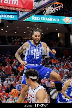 23. Februar 2022: Duke Blue Devils Stürmer Theo John (12) reagiert nach einem Dunk während des NCAA Basketballspiels zwischen den Virginia Cavaliers und den Duke Blue Devils in der John Paul Jones Arena in Charlottesville, Virginia.Ã‚Â Ryan Hunt/CSM(Credit Image: © Ryan Hunt/CSM via ZUMA Press Wire) Stockfoto