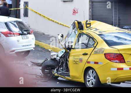 VERKEHRSUNFALL 19. Juli 2025 schwerer Verkehrsunfall mit mehreren Autos und einem LKW, das Ergebnis war ein Toter und mehrere Verletzte im Sektor Legarda nördlich von Quito QUITO PICHINCHA ECUADOR DIS VERKEHRSUNFALL 84e6e8ae286950dffd8d591b37c52916 Copyright: XHENRYxLAPOx Stockfoto