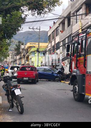 VERKEHRSUNFALL 19. Juli 2025 schwerer Verkehrsunfall mit mehreren Autos und einem LKW, das Ergebnis war ein Toter und mehrere Verletzte im Sektor Legarda nördlich von Quito QUITO PICHINCHA ECUADOR DIS VERKEHRSUNFALL 2e37190143edbedeaad9aa8f834fa8a4 Copyright: XHENRYxLAPOx Stockfoto
